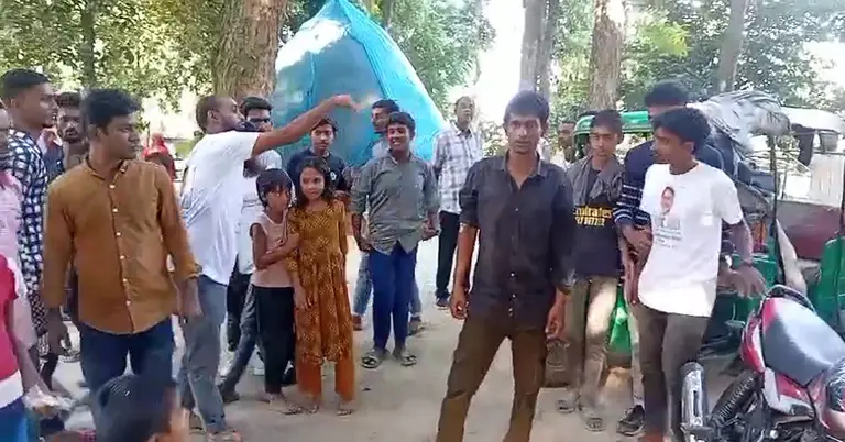 দুই পক্ষের সমর্থকদের অবস্থান